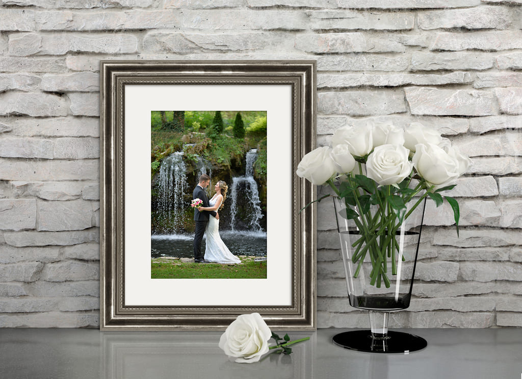 “Hochzeitsfoto-in-aufgestelltem-Bilderrahmen-in-der-Farbe-Silber”